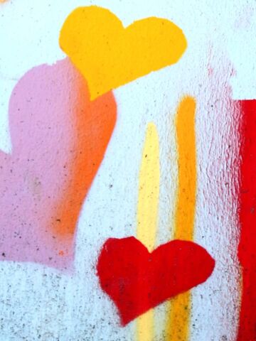 Mal brennt das Herz. Graffiti: bunte Herzen. Bild: Peter Weidemann, pfarrbriefservice.de