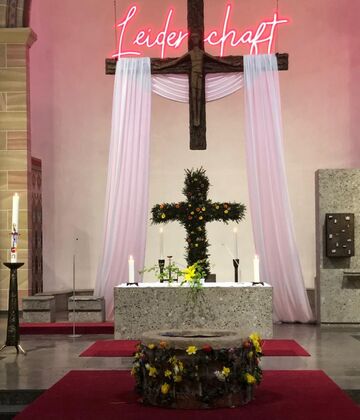Geschmückter Altarraum Sankt Familia Kassel, Ostern 2023
