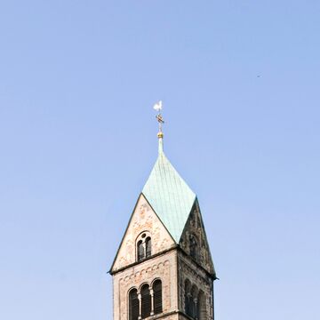 Kirchtum von Sankt Familia kassel vor dem Sommerhimmel.