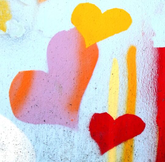 Mal brennt das Herz. Graffiti: bunte Herzen. Bild: Peter Weidemann, pfarrbriefservice.de