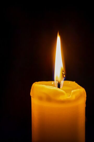 1 brennende Kerze zum 1. Advent