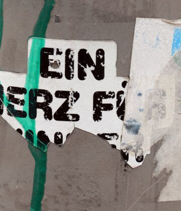 Angerissenes Papier auf einer Wand, zu lesen ist "ein Herz f...". Foto (Ausschnitt): Peter Weidemann, pfarrbriefservice.de