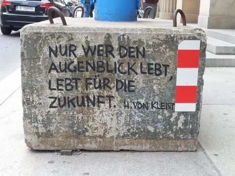 Stein des Augenblicks (Zitat von Heinrich von Kleist). Foto: Elfriede Klauer, pfarrbriefservice.de
