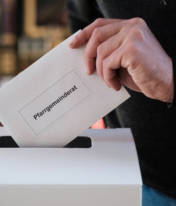 Motiv PGR-Wahl: Wahlurne. Bild: Markus Weinländer, pfarrbriefservice,de