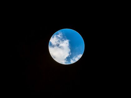 Blick in den Himmel aus einem dunklen Raum heraus. Foto: Michael Wittenbruch, pfarrbriefservice.de