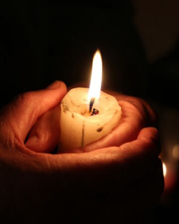 1. Advent, eine Kerze in der Hand. Foto: Peter Weidemann, pfarrbriefservice.de