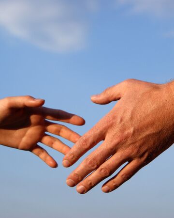 Sich die Hand reichen. Foto: Martha Gahbauer, pfarrbriefservice.de