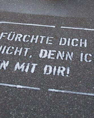 Schriftzug auf dem Straßenasphalt: "Fürchte Dich nicht". Graffiti: Rudi Berzl. Bild (Ausschnitt): pfarrbriefservice.de