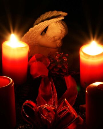 2 brennende Kerze zum 2. Advent. Foto: Hans Heindl, pfarrbriefservice.de
