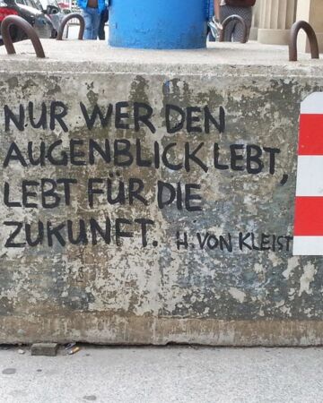 Stein des Augenblicks (Zitat von Heinrich von Kleist). Foto: Elfriede Klauer, pfarrbriefservice.de