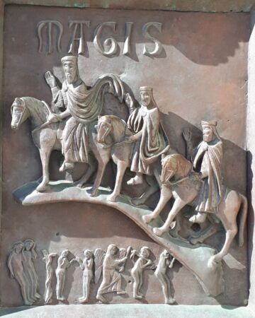 Die Heiligen drei Könige. Steinrelief am Domportal zu Pisa. Foto: Margit Haas, pfarrbriefservice.de