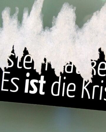 Angerissener Wandzettel "es ist die Krise". Foto: Peter Weidemann, pfarrbriefservice.de