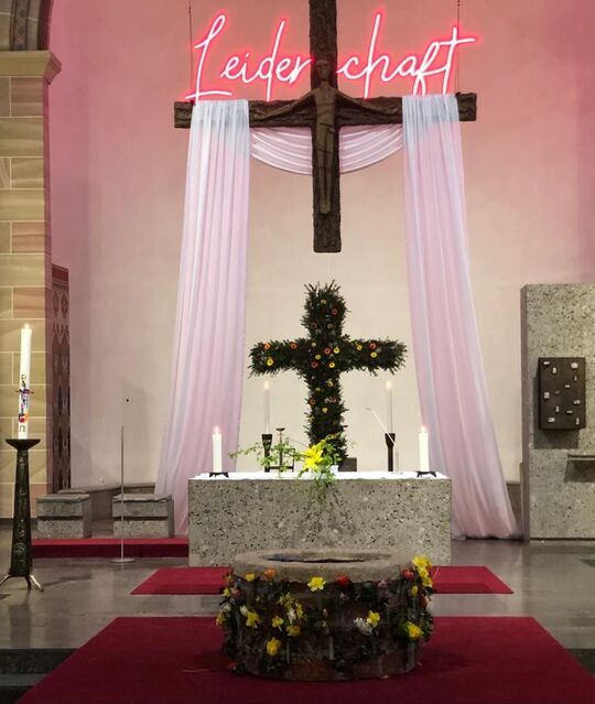 Geschmückter Altarraum Sankt Familia Kassel, Ostern 2023