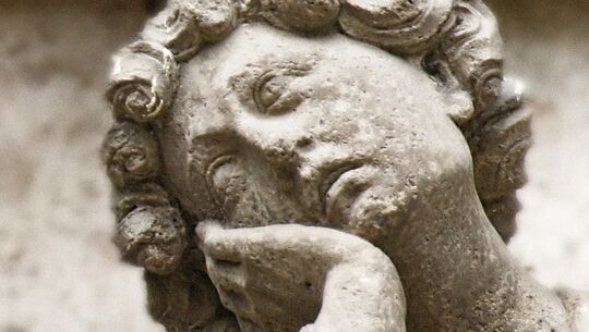 Büste eines Menschen, der seinen Kopf auf der rechten Hand abstützt. Bild: Peter Weidemann, pfarrbriefservice.de