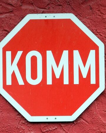 Motiv "komm, folge mir nach" als Stopschild mit "komm" statt "stop". Foto: Friedbert Simon, pfarrbriefservice.de