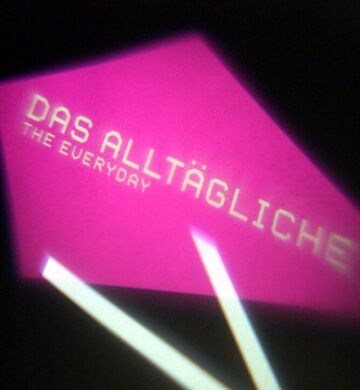 Das Alltägliche (Schriftzug und Pfeil). Foto: Peter Weidemann, pfarrbriefservice.de