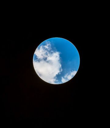 Blick in den Himmel aus einem dunklen Raum heraus. Foto: Michael Wittenbruch, pfarrbriefservice.de
