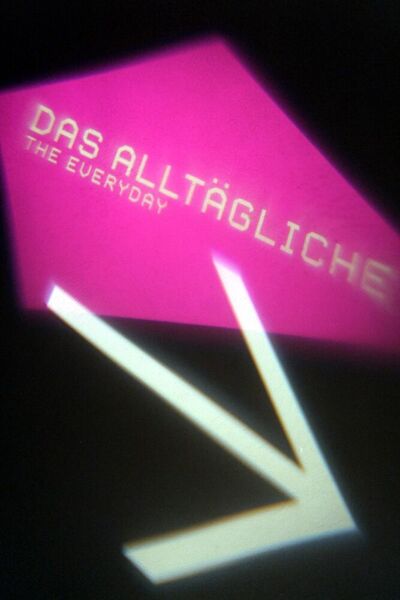 Das Alltägliche (Schriftzug und Pfeil). Foto: Peter Weidemann, pfarrbriefservice.de