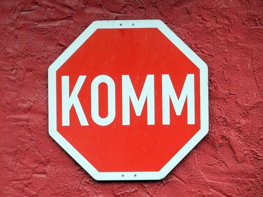 Motiv "komm, folge mir nach" als Stopschild mit "komm" statt "stop". Foto: Friedbert Simon, pfarrbriefservice.de