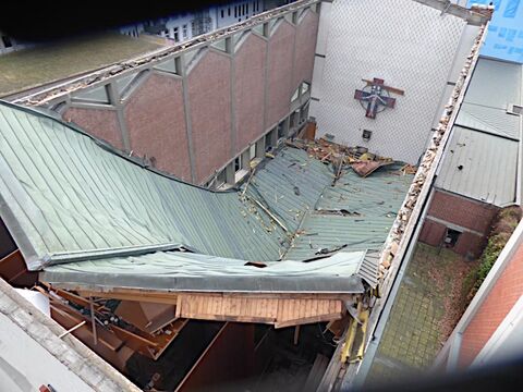 In den Innenraum gestürztes Dach der Elisabethkirche, Kassel (6.11.2023). Foto: Leitschuh/Beinken Bistum Fulda