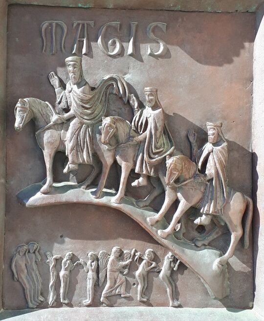 Die Heiligen drei Könige. Steinrelief am Domportal zu Pisa. Foto: Margit Haas, pfarrbriefservice.de