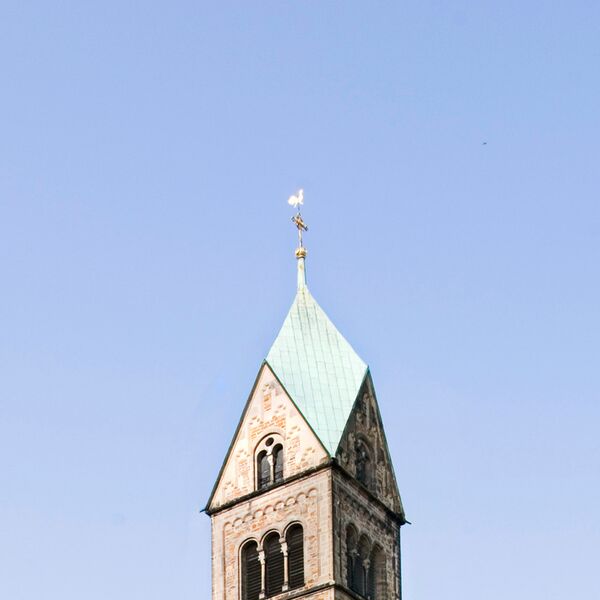 Kirchtum von Sankt Familia Kassel vor dem Sommerhimmel.