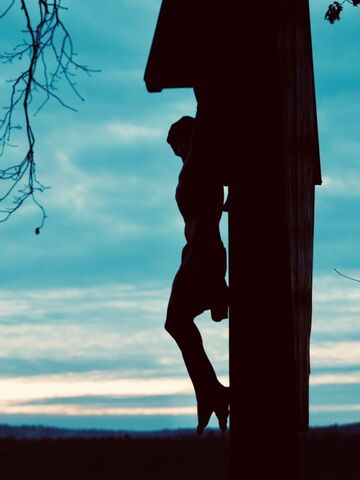 Wegekreuz vor Abendhimmel. Foto: Gabi Fleischmann