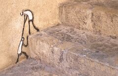 Graffiti an Steinbank, zwei Figuren symbolisieren "nur mit Mut"