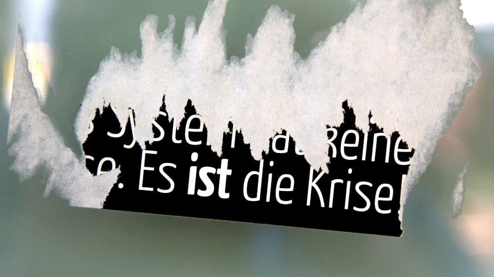Angerissener Wandzettel "es ist die Krise". Foto: Peter Weidemann, pfarrbriefservice.de